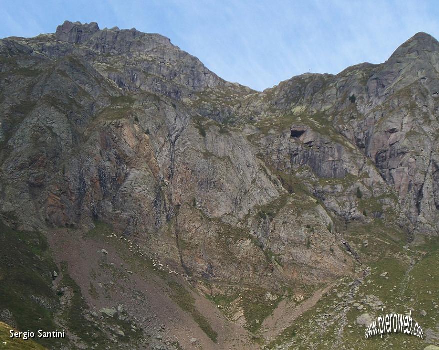 02 Spunta la bandiera del rifugio ancora lontana.JPG